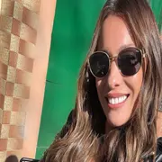 Pampita Ardohain apostó por un look total black con chaqueta de cuero y botas bordadas