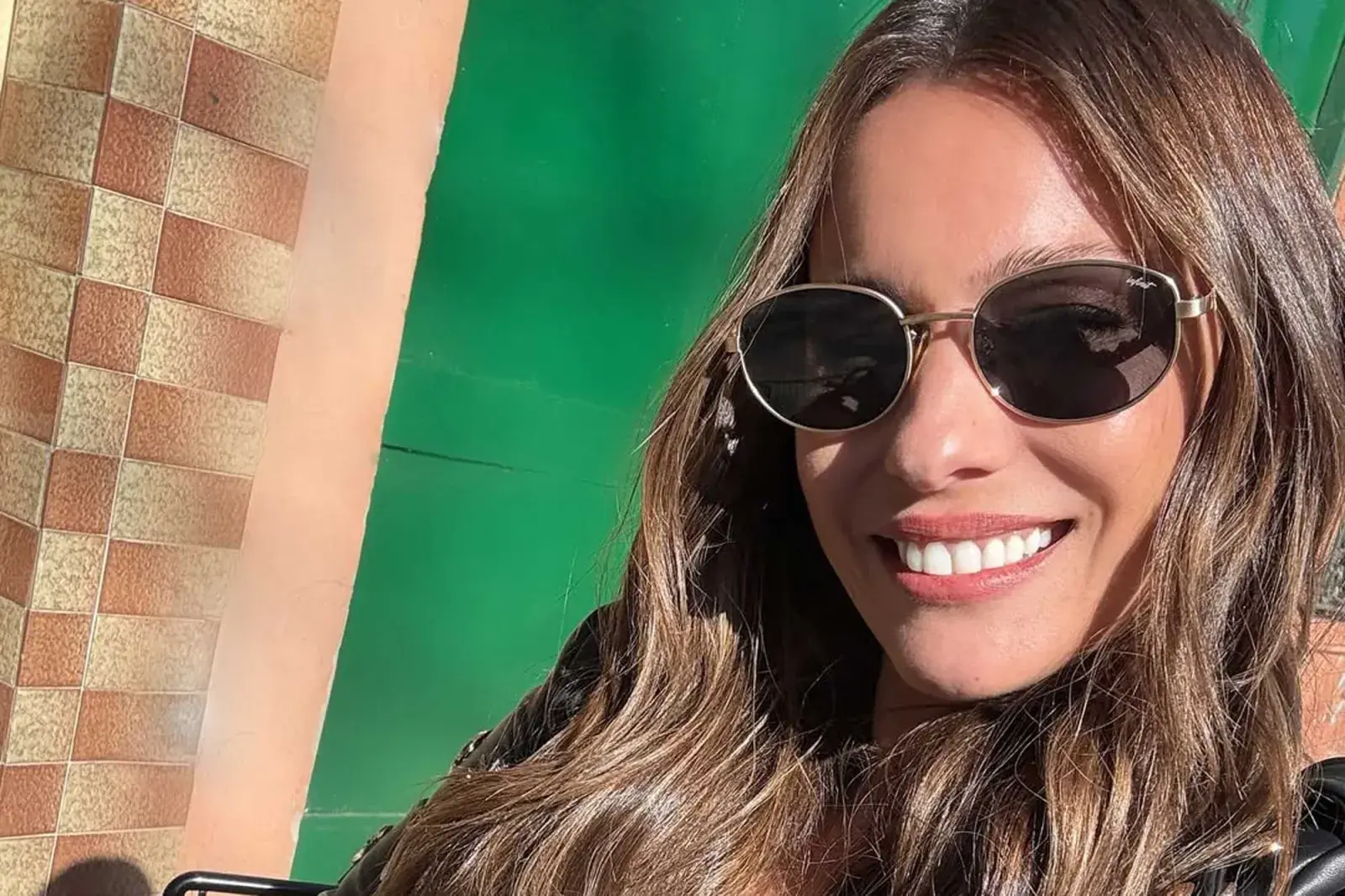 Pampita Ardohain apostó por un look total black con chaqueta de cuero y botas bordadas