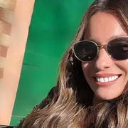 Pampita Ardohain apostó por un look total black con chaqueta de cuero y botas bordadas