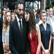 Joaquín Furriel y Úrsula Corberó en una de las películas del momento de Netflix