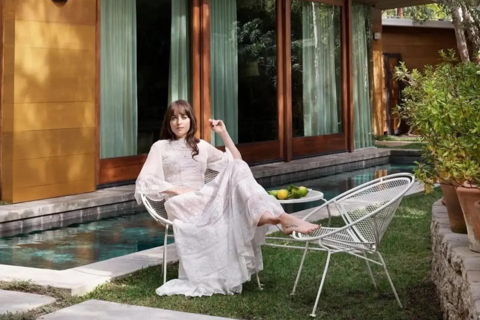 Dakota Johnson en el jardin de su casa