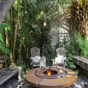 Por algo al fogón le decían el televisor de la prehistoria: es una excusa genial para sentarnos a su alrededor, a estar juntos, conversar, mirar el fuego... y sin pasar frío.