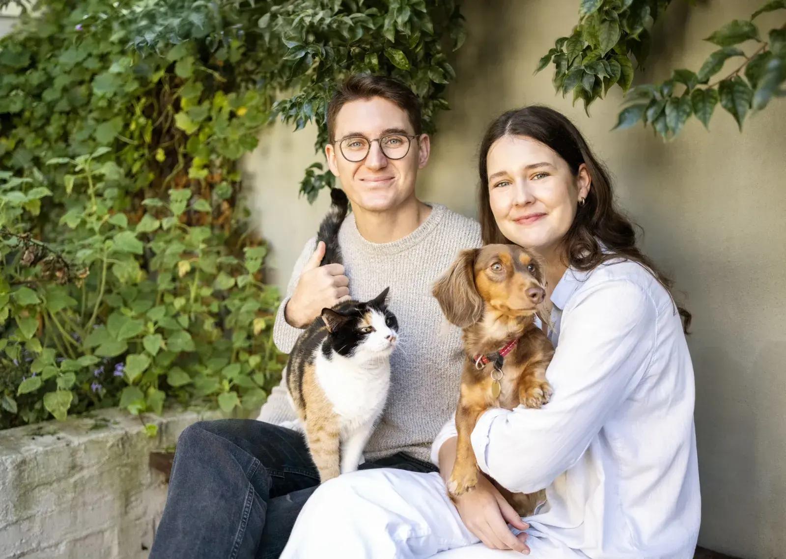 pareja con perro y gato en lugar de hijos