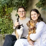 pareja con perro y gato en lugar de hijos