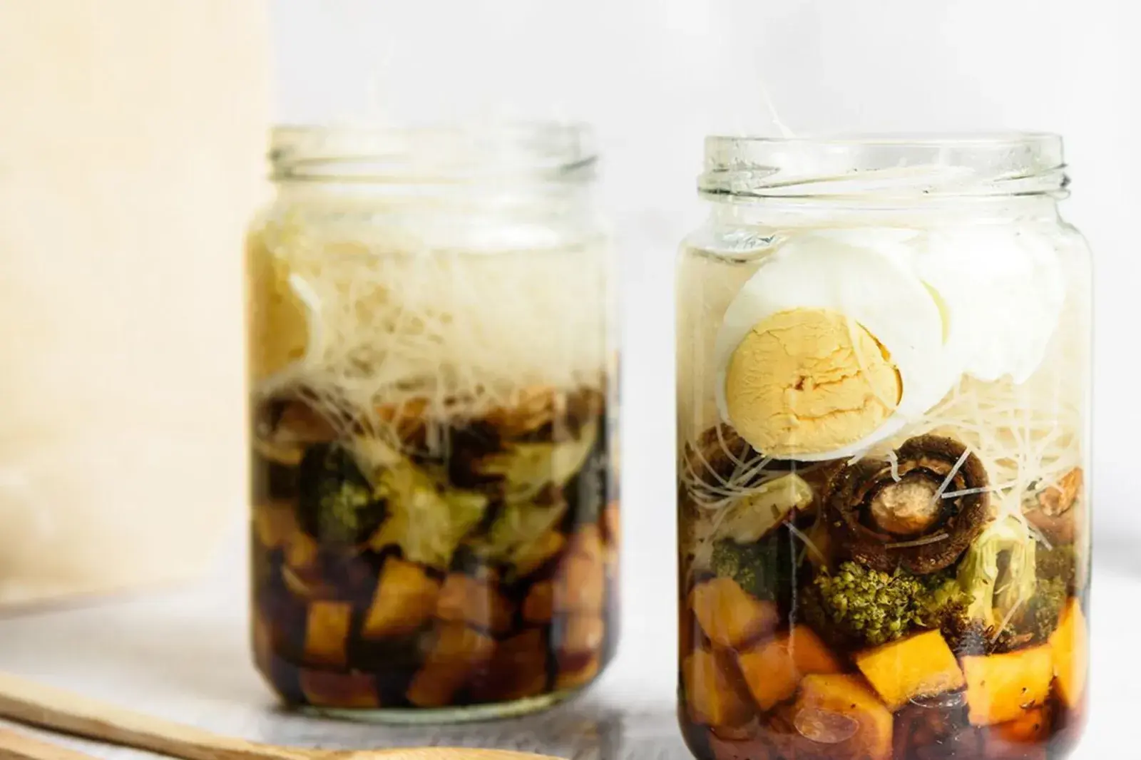 Una idea súper práctica que te va a enamorar: cambiar el tuper por un frasco y la comida recalentada por un ramen que se termina de hacer en el mismo momento de consumirlo.