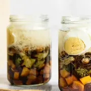 Una idea súper práctica que te va a enamorar: cambiar el tuper por un frasco y la comida recalentada por un ramen que se termina de hacer en el mismo momento de consumirlo.