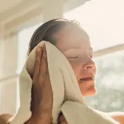 El universo del cuidado de la piel puede parecer un mapa complejo: sueros, ácidos, pasos, texturas, rutinas de diez pasos... Pero, ¿Hace falta gastar una fortuna para tener una piel sana? La respuesta es no.