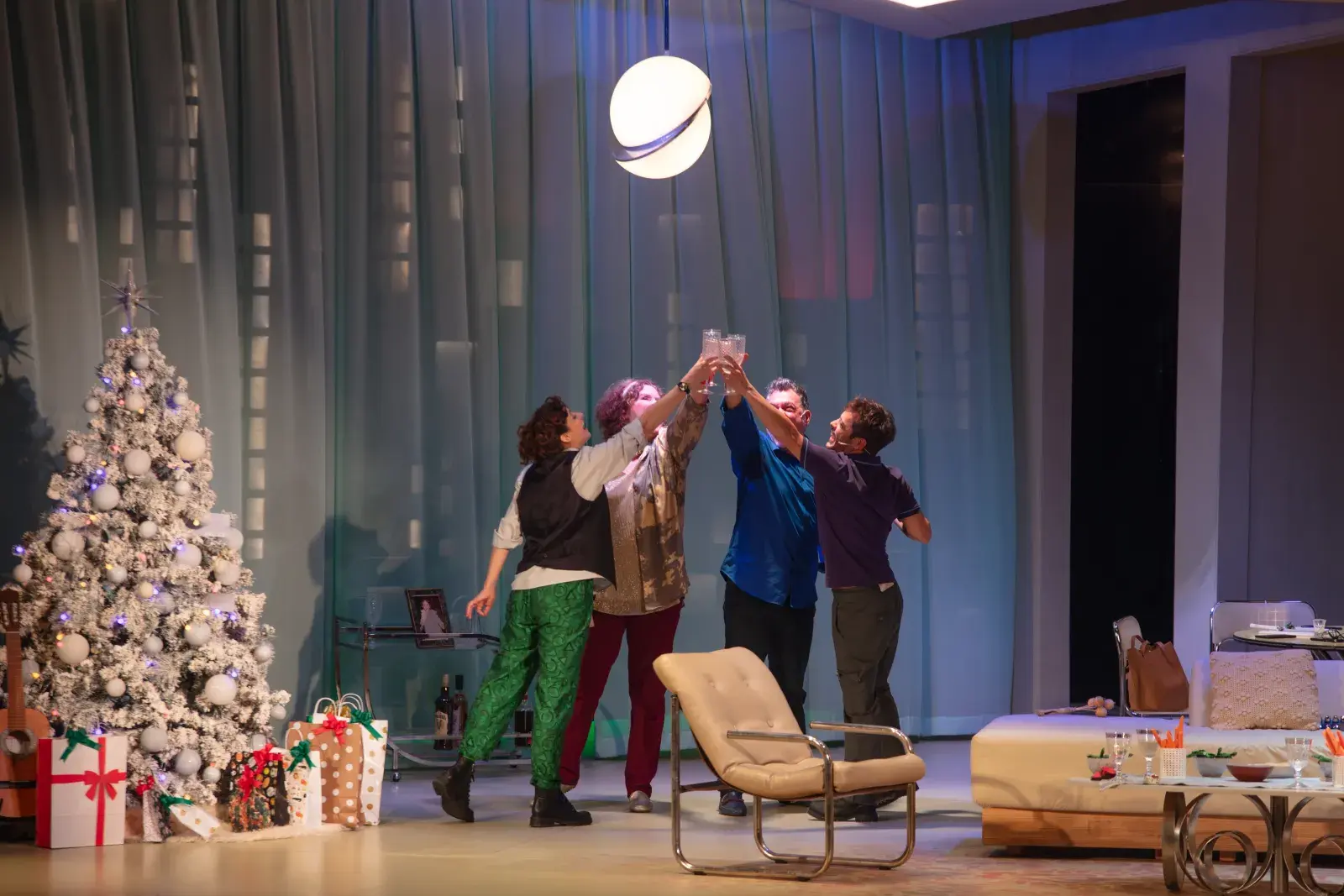 Una familia brindando en Navidad.