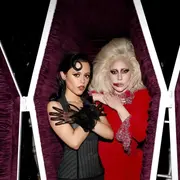 Lady Gag junto a Jenna Ortega en la presentación de la nueva temporada de Merlina