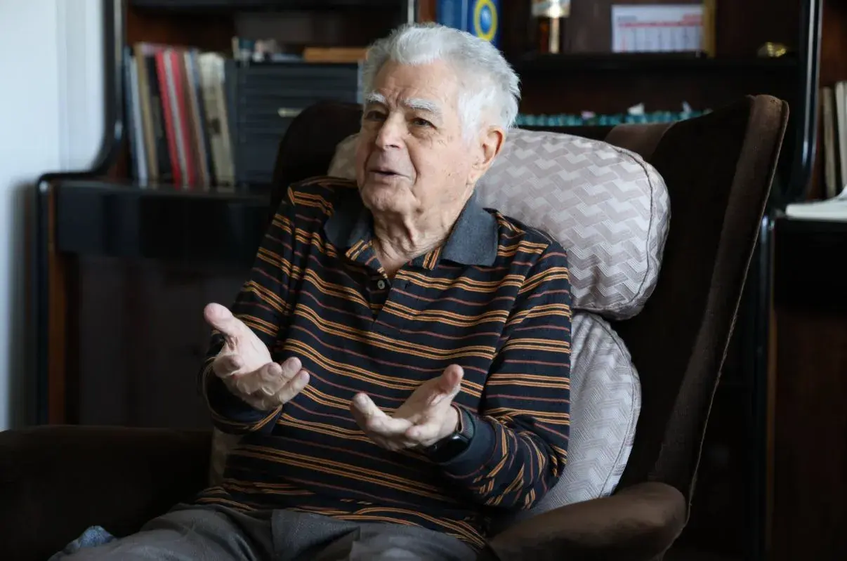 Alberto Chab, de 97 años, fundador de 90 y contando