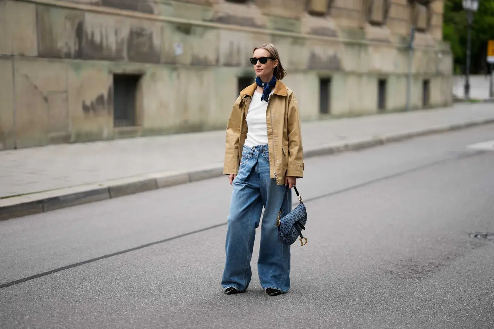 Los jeans con los botones torcidos son la última tendencia de la moda