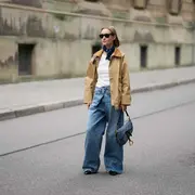 Los jeans con los botones torcidos son la última tendencia de la moda