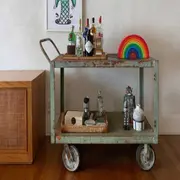 Los bares vintage con rueditas son uno de los objetos deco del 2025