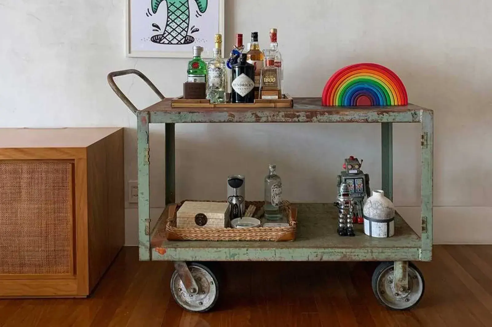 Los bares vintage con rueditas son uno de los objetos deco del 2025