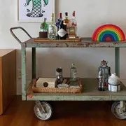 Los bares vintage con rueditas son uno de los objetos deco del 2025