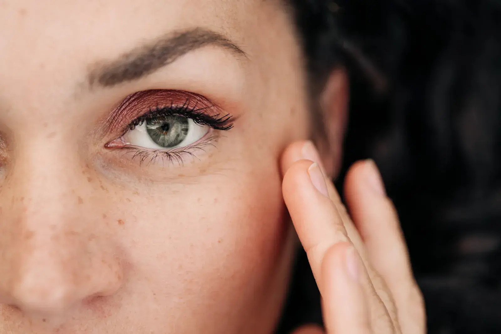 Resaltar los ojos con sombras: ¿cómo lograr un look nocturno?