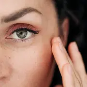 Resaltar los ojos con sombras: ¿cómo lograr un look nocturno?