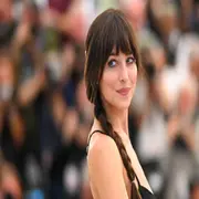 Falda XL y estampas: los mejores looks de Dakota Johnson en sus vacaciones en Ibiza