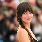 Falda XL y estampas: los mejores looks de Dakota Johnson en sus vacaciones en Ibiza