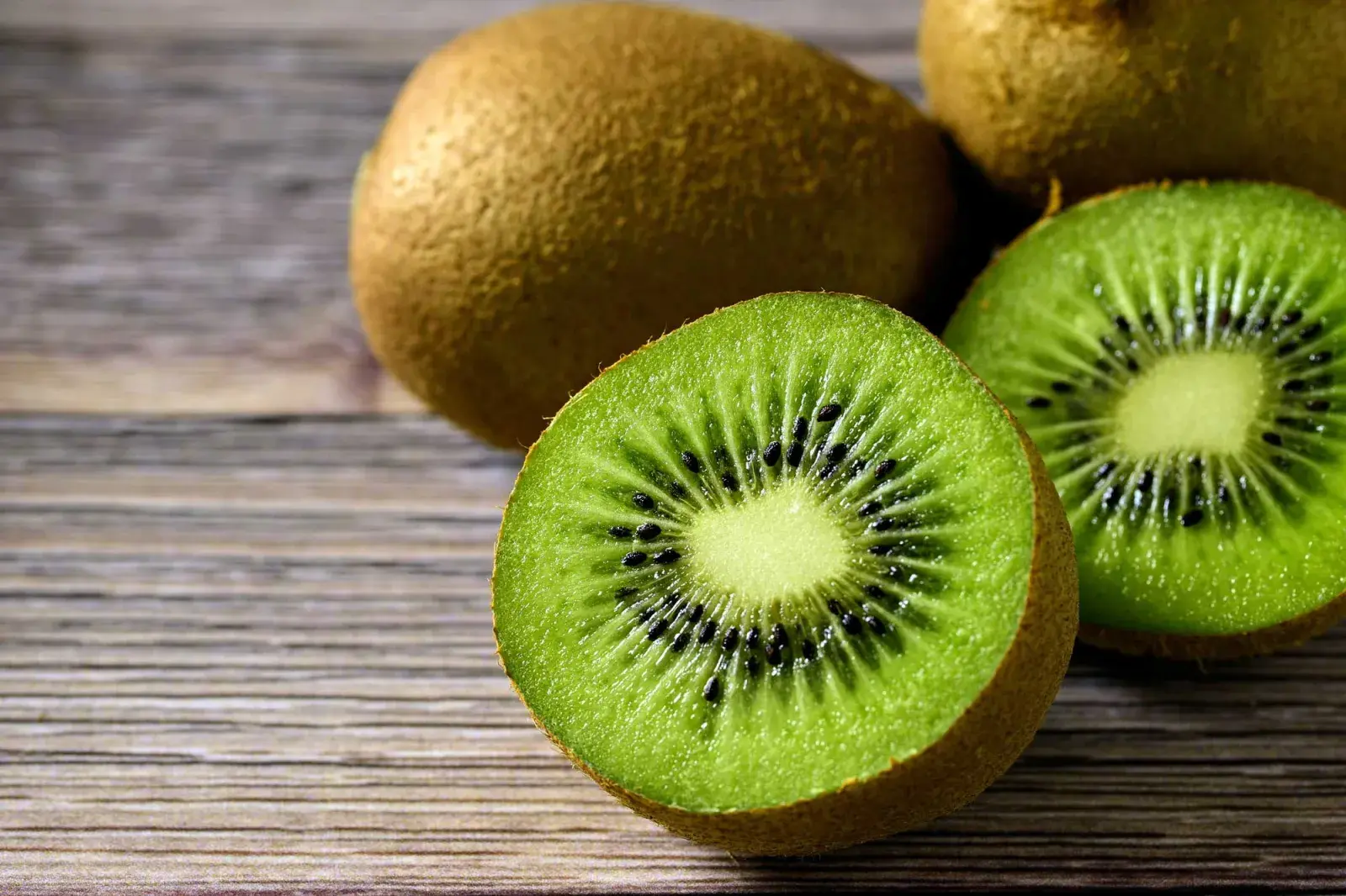 El kiwi es una fruta con numerosos beneficios para la salud, destacando su alto contenido de vitamina C, fibra y antioxidantes