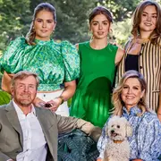 Los reyes de los Países Bajos y sus tres herederas, Amalia, Alexia y Ariane, posaron en el jardín de la propiedad Los reyes de los Países Bajos y sus tres herederas, Amalia, Alexia y Ariane, posaron en el jardín de la propiedad
