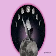 Una mujer con alas sobre una luna