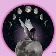 Una mujer con alas sobre una luna