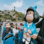 Mafalda viaja en un bus turístico por la ciudad de Guayaquil junto a lectores del periódico El Universo que le dieron una calurosa bienvenida.