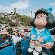 Mafalda viaja en un bus turístico por la ciudad de Guayaquil junto a lectores del periódico El Universo que le dieron una calurosa bienvenida.