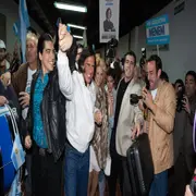 Griselda Siciliani como Zulema Yoma y Leonardo Sbaraglia como Carlos Menem en la serie de Prime Video.