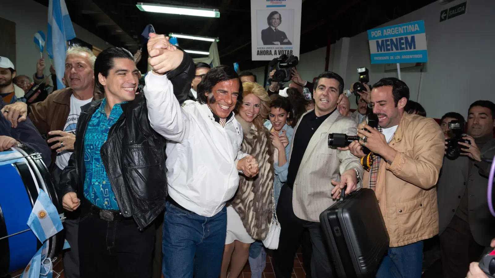 Griselda Siciliani como Zulema Yoma y Leonardo Sbaraglia como Carlos Menem en la serie de Prime Video.