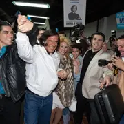 Griselda Siciliani como Zulema Yoma y Leonardo Sbaraglia como Carlos Menem en la serie de Prime Video.