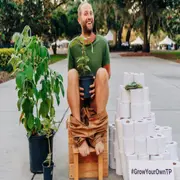 El influencer Robin Greenfield es un activista ambiental que promueve el empleo de Coleus barbatus como sustituto del papel.