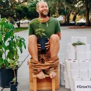 El influencer Robin Greenfield es un activista ambiental que promueve el empleo de Coleus barbatus como sustituto del papel.