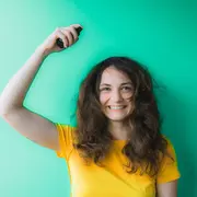 El frizz es uno de los mayores enemigos del pelo los días de humedad. Qué lo causa, cómo evitarlo y por qué el secador puede ser un gran aliado.