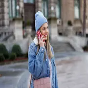 Gorro de lana, sweater de lana y chaqueta de corderito, ideal para un look de frío