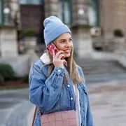 Gorro de lana, sweater de lana y chaqueta de corderito, ideal para un look de frío