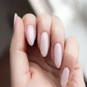 Uñas almendradas elegantes: 7 diseños que podés llevar a la oficina