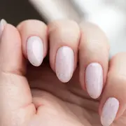 Uñas almendradas elegantes: 7 diseños que podés llevar a la oficina