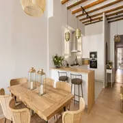 Utilizar una paleta de colores neutros y materiales similares en ambos ambientes genera armonía y conexión visual.Utilizar una paleta de colores neutros y materiales similares en ambos ambientes genera armonía y conexión visual.