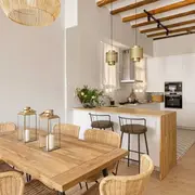 Utilizar una paleta de colores neutros y materiales similares en ambos ambientes genera armonía y conexión visual.Utilizar una paleta de colores neutros y materiales similares en ambos ambientes genera armonía y conexión visual.