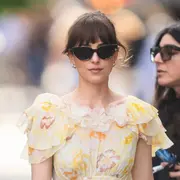 Así es el vestido de flores con zapatillas que Dakota Johnson usa en el final de Amores Materialistas