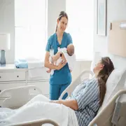 Cómo ser una visita postparto que suma y no agota a la mamá