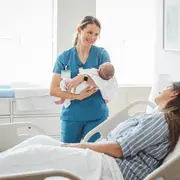 Cómo ser una visita postparto que suma y no agota a la mamá