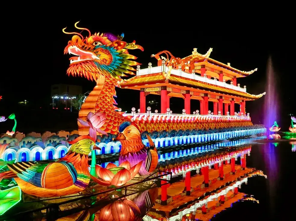 El Tianfu Festival es originario de la provincia china de Sichuan y se trata de un festival de luces chinas en movimiento que fusiona la estética ancestral china con recursos visuales contemporáneos espectaculares.