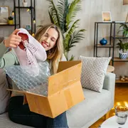 Foto de mujer comprando online.