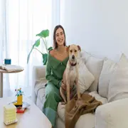 Vivir a color: una muralista convirtió las paredes de su depto de Villa Devoto en su refugio artístico