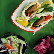 Pita rellena de falafel, hummus y tahini 