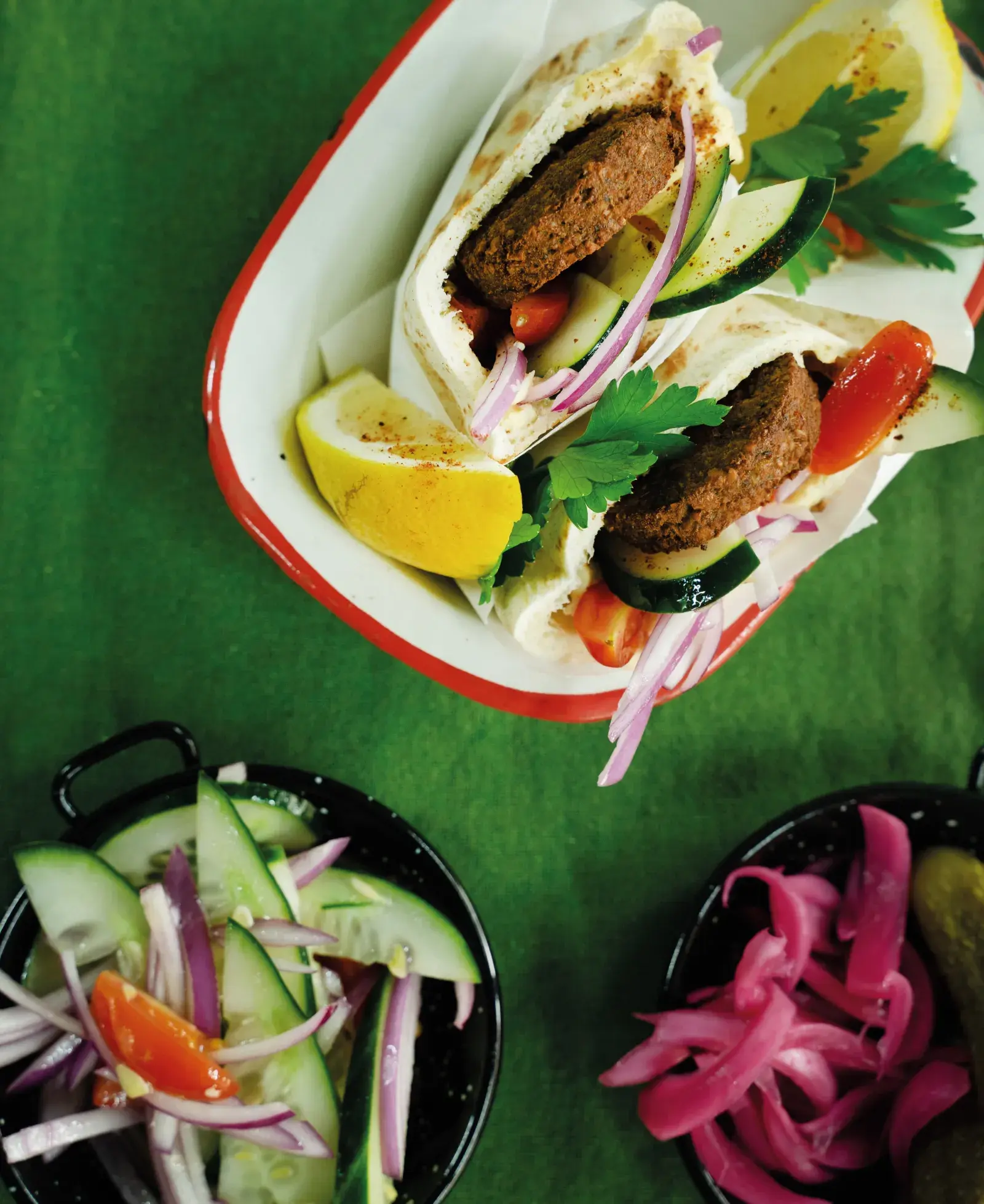 Pita rellena de falafel, hummus y tahini