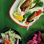 Pita rellena de falafel, hummus y tahini